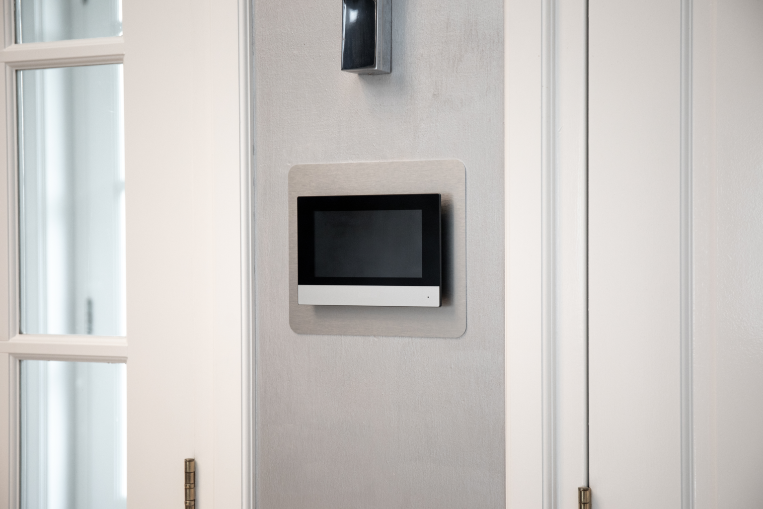 Echt geïnstalleerd IntercomDirect video-intercomsysteem in een appartementencomplex